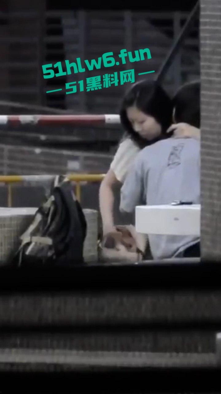 瓜友投稿，成都街头拍摄激情男女当街抠逼，女主表情销魂又迷离，不知道爽飞多少次了！