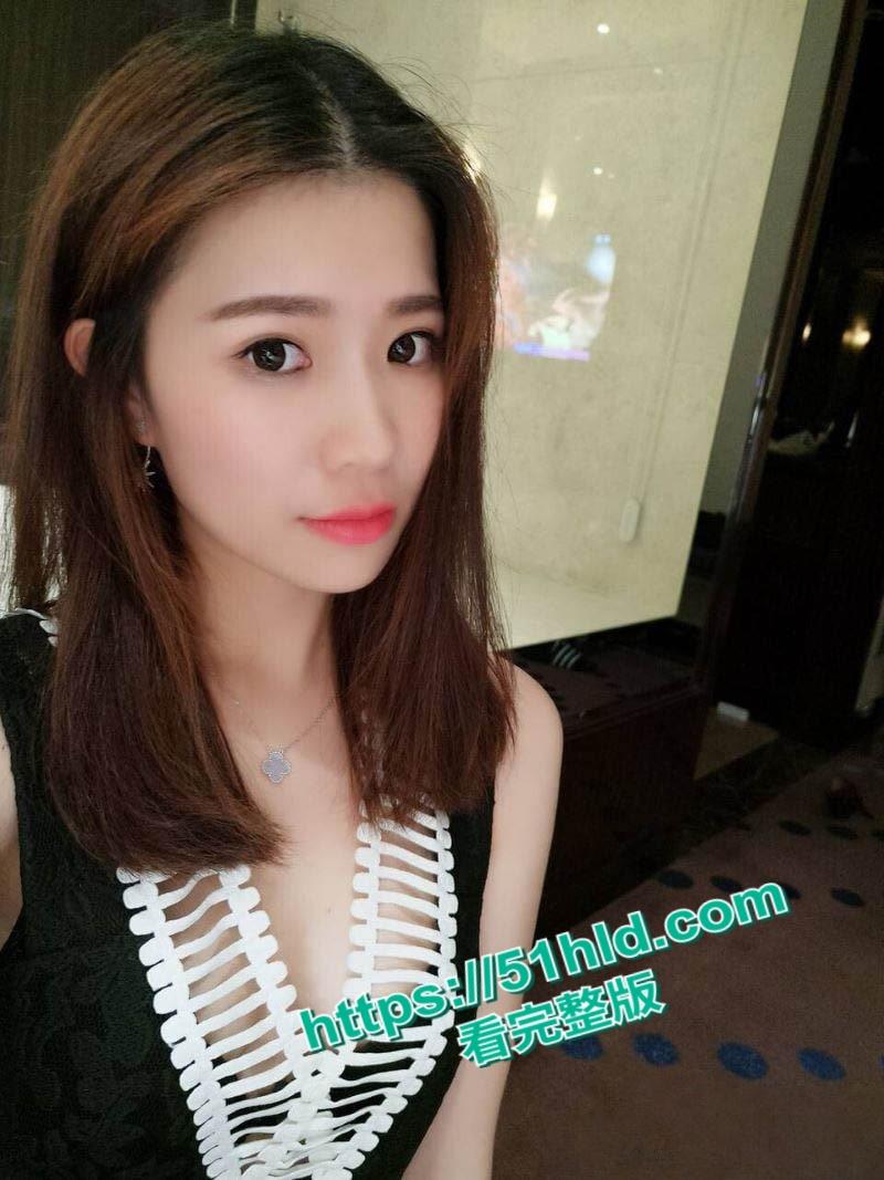 江苏高校极品班花不雅视频泄露，SM调教带狗链舔脚，大鸡巴甩脸羞辱反差感爆棚！