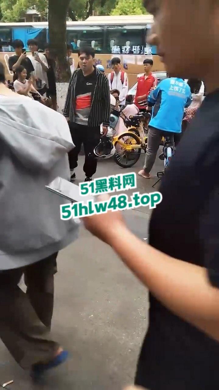 湖南纯爱小伙应声倒地！小伙为爱奔赴湖南打工，为爱工资全款上交却被女友戴绿帽。