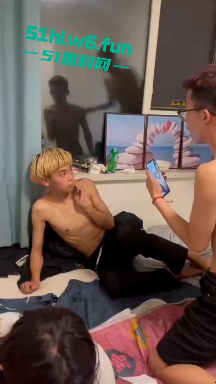 黄毛精神小伙打人事件，黄毛小伙出卖兄弟被对方带人群殴，鞋底抽脸狠跺头皮开肉绽下场凄惨。