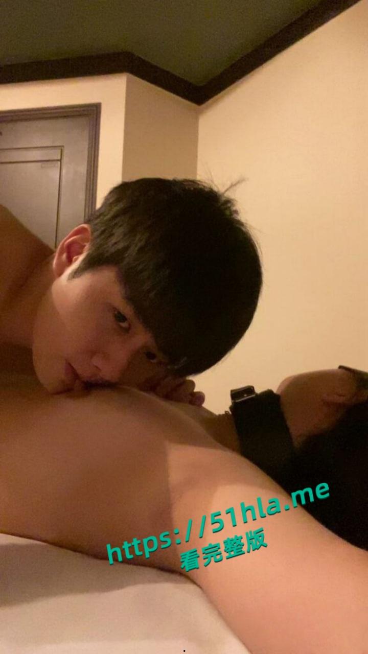 韩国高质量情侣露脸泄密,狗链栓脖深喉舔逼,车震抠肛花样超多,户外吃奶两人甜蜜无间!