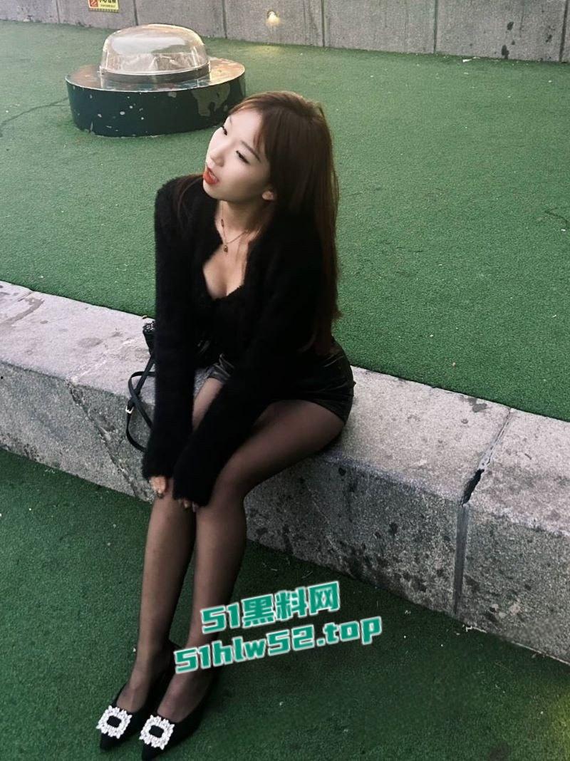 骚货【陈佳怡】惨遭男友曝光，男友联手同学双人不断狂操3P性爱视频流出，骚货淫水床上狂喷！