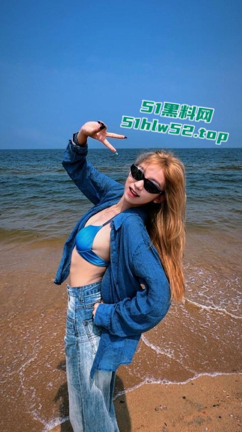 骚货【陈佳怡】惨遭男友曝光,男友联手同学双人不断狂操3P性爱视频流出,骚货淫水床上狂喷!