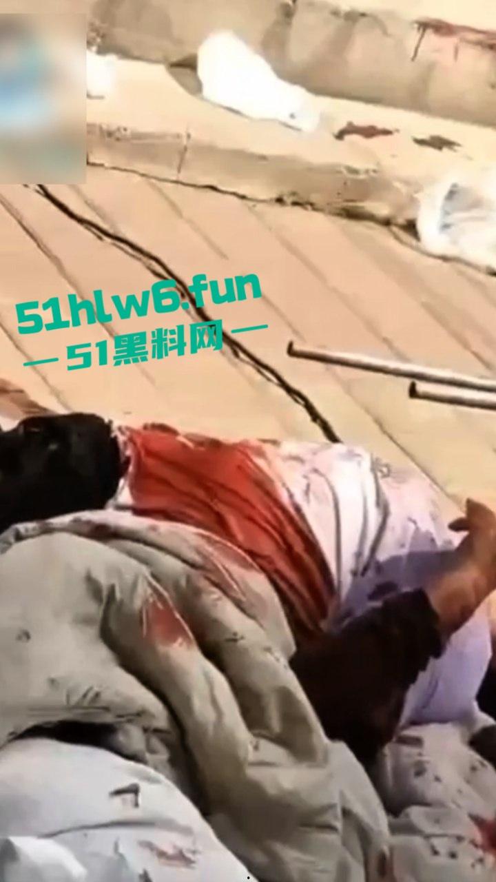 辽宁沈阳发生灭门惨案，在天山路亚明市场为争夺卖菜摊位产生冲突，男子拿猪肉刀当街杀害一家三口。