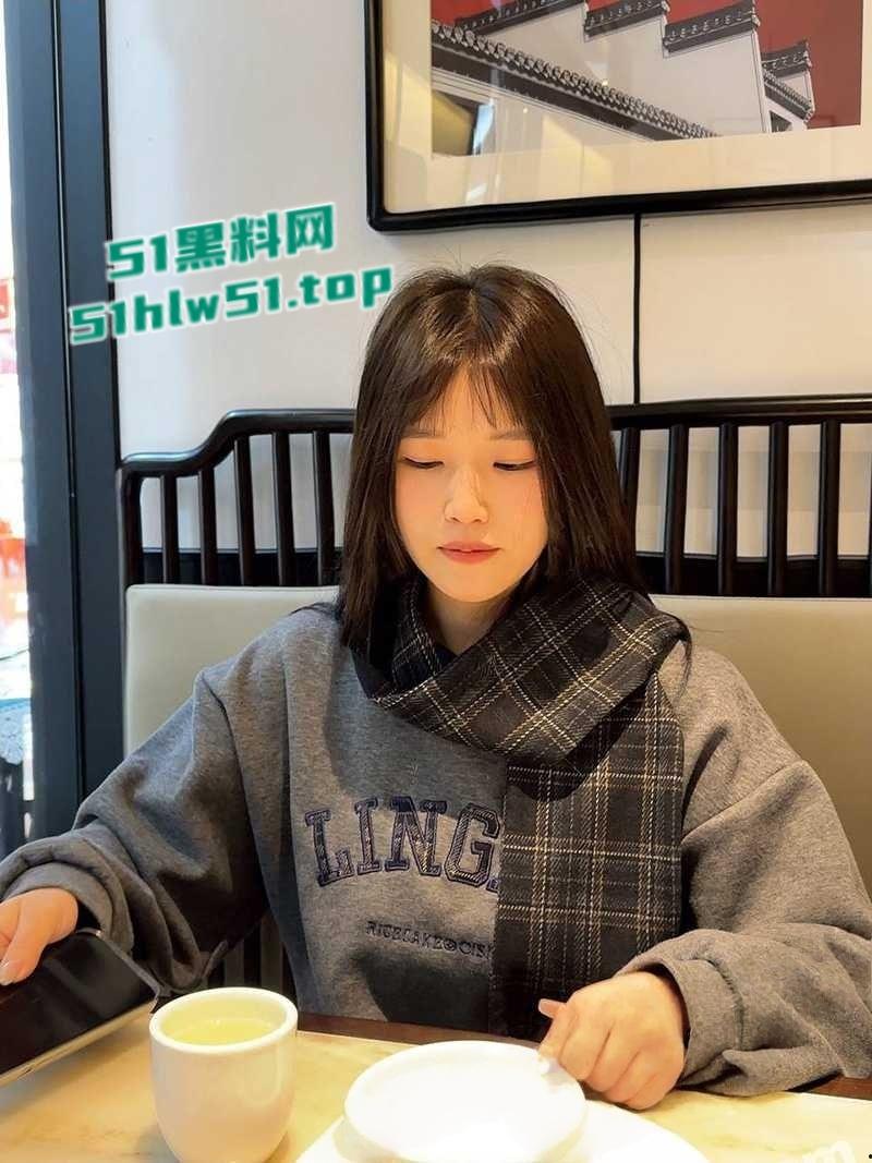 真实勾搭大二学生妹，皮肤白嫩骚母狗约炮喜欢玩群p，开房露脸调教轮操真是够反差！