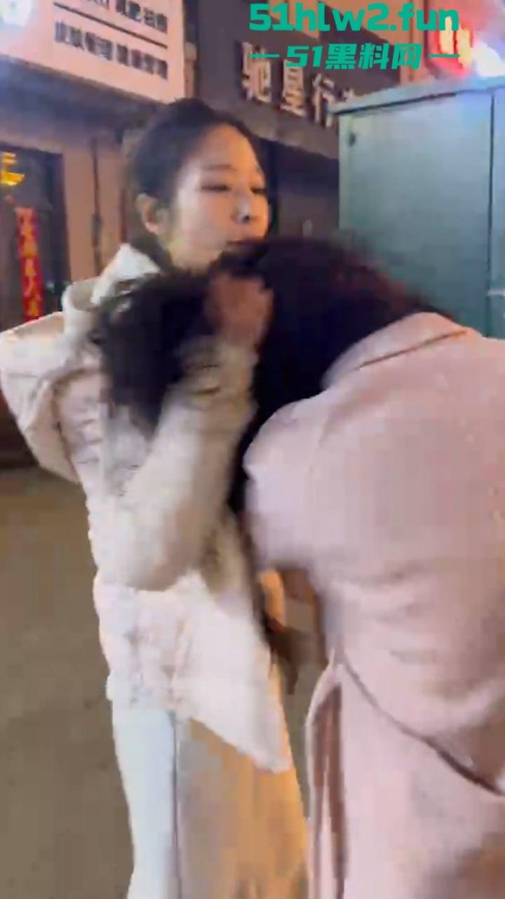 河南嘴硬小三频繁发微信勾引有妇之夫诉说骚逼的孤苦，原配怼拍暴打后发抖音曝光。