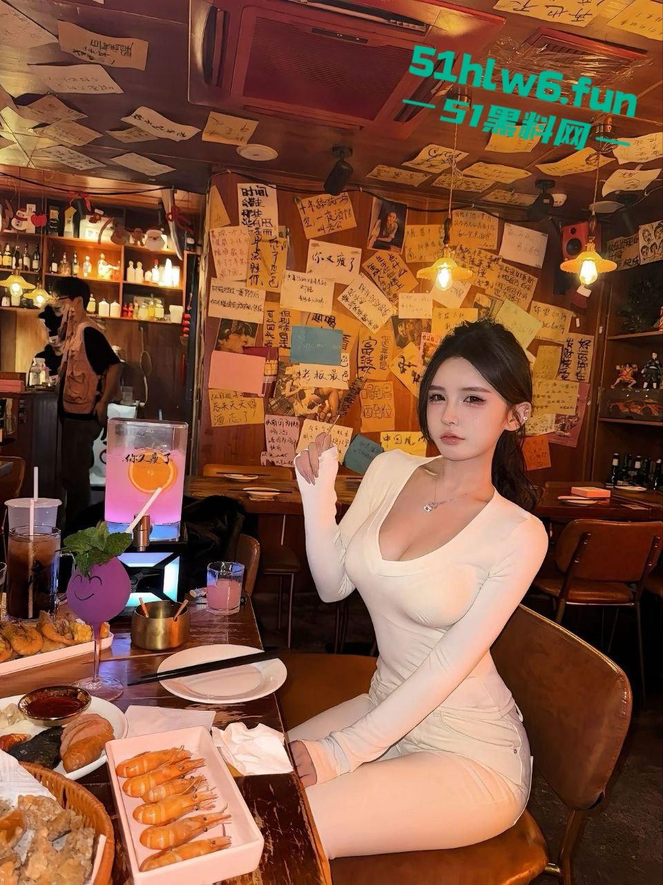 外围妹【丹丹】奶大逼骚陪睡富一晚净赚30万，拿钱跑路被皮条哥全网通辑骚料满天曝。