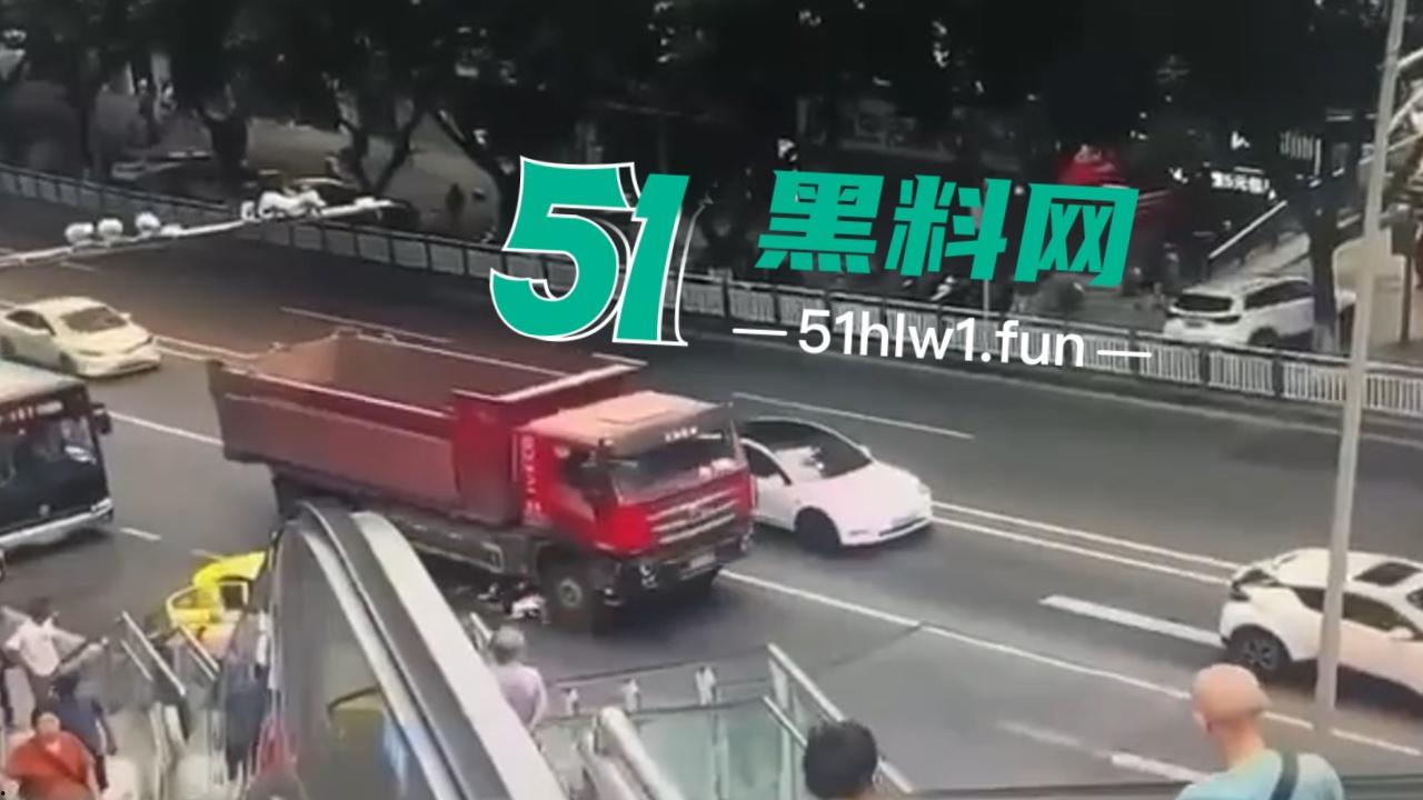 【血腥恐怖】重庆五里店灯饰广场万丰路口发生严重车祸，男子骑电瓶车行驶在货车前方盲区被当场碾压爆头。