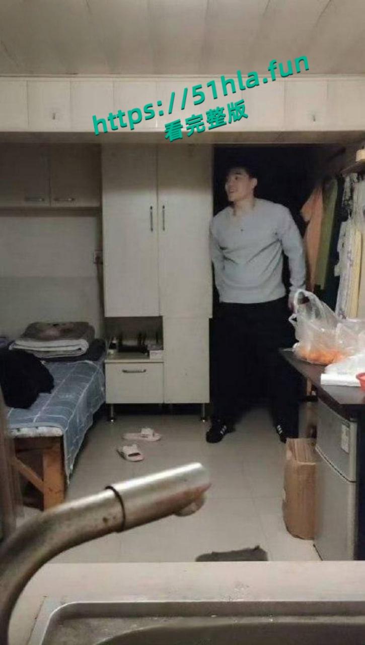 TS伪娘阿红劲爆大瓜,油腻大叔浓妆艳抹,专约帅气直男小伙,毒龙口爆后入肛穴,榨精堪比职业骚鸡!