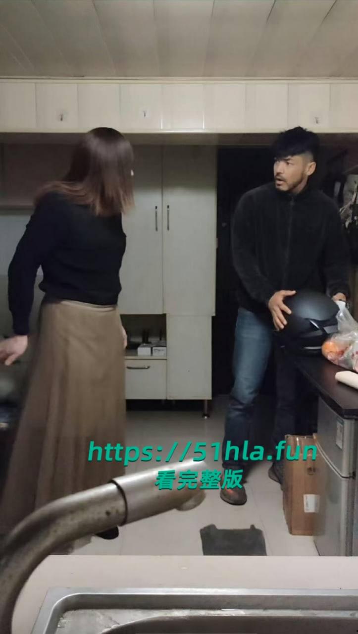 TS伪娘阿红劲爆大瓜,油腻大叔浓妆艳抹,专约帅气直男小伙,毒龙口爆后入肛穴,榨精堪比职业骚鸡!