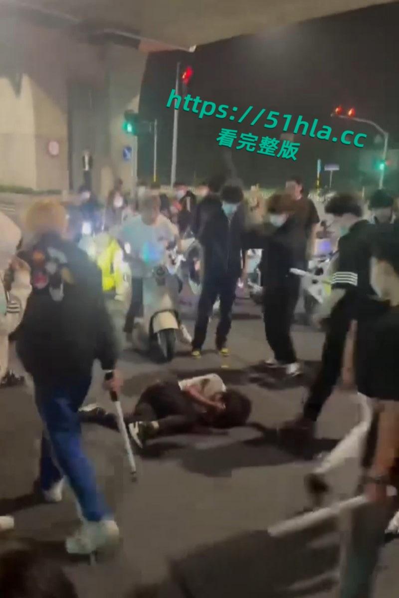 山东临沂五路高架桥下，中鲁石化精神小伙午夜寻仇，多人手持棍棒砸车打人，手段之残忍与畜生无异！