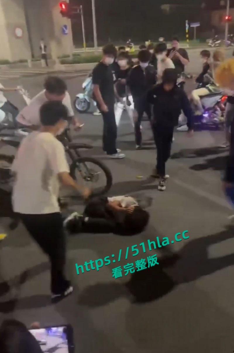 山东临沂五路高架桥下,中鲁石化精神小伙午夜寻仇,多人手持棍棒砸车打人,手段之残忍与畜生无异!