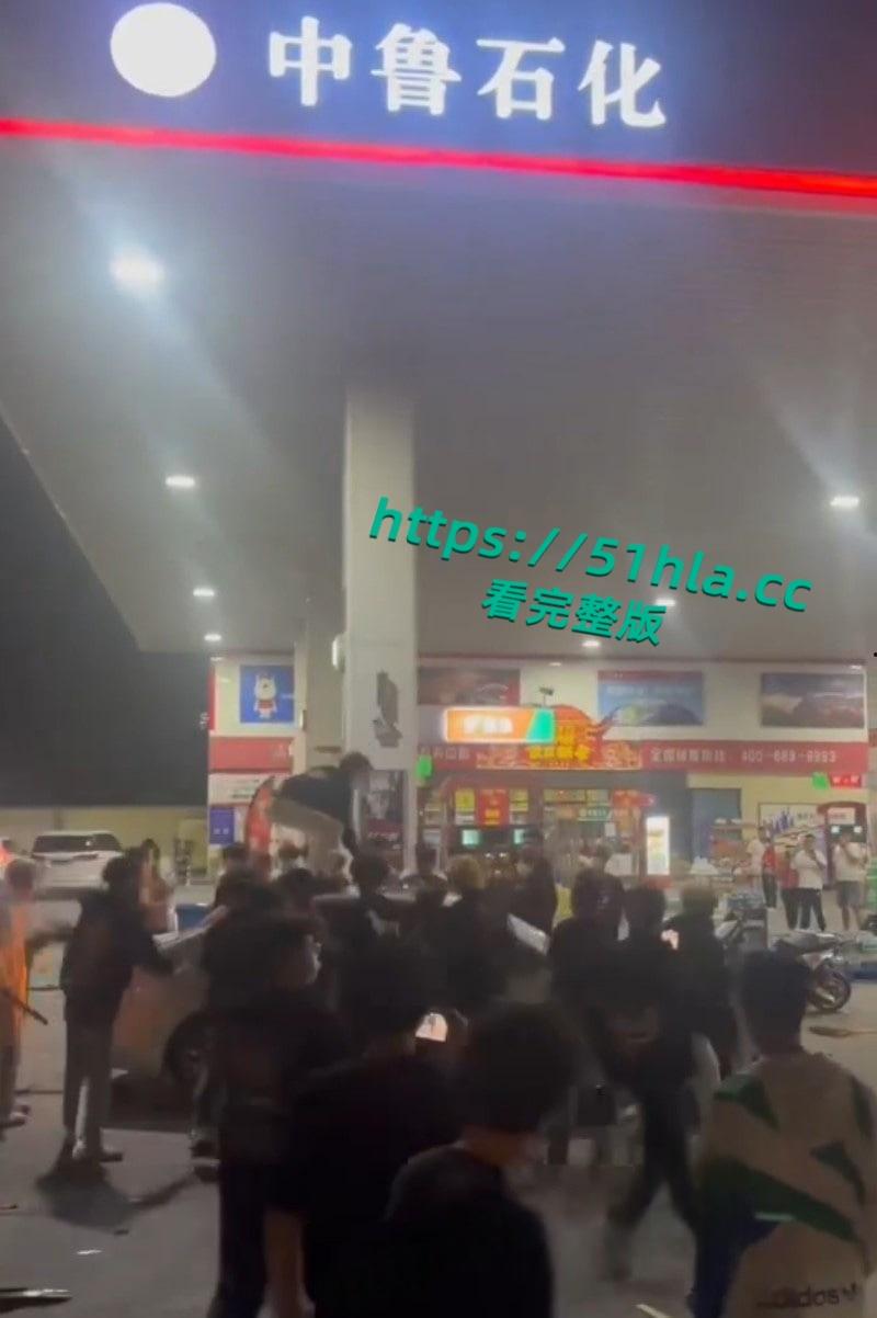 山东临沂五路高架桥下,中鲁石化精神小伙午夜寻仇,多人手持棍棒砸车打人,手段之残忍与畜生无异!