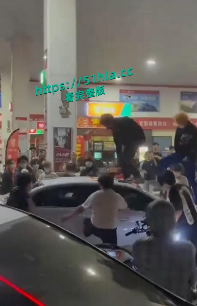 山东临沂五路高架桥下,中鲁石化精神小伙午夜寻仇,多人手持棍棒砸车打人,手段之残忍与畜生无异!