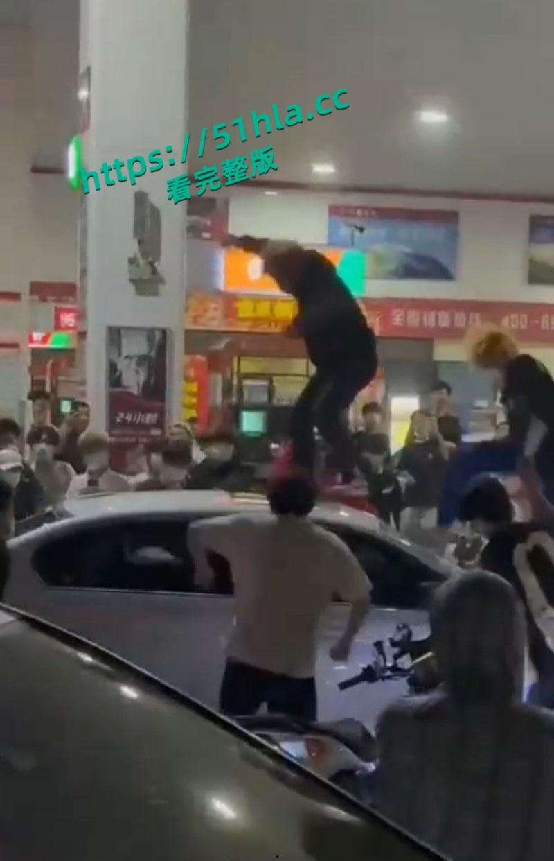 山东临沂五路高架桥下,中鲁石化精神小伙午夜寻仇,多人手持棍棒砸车打人,手段之残忍与畜生无异!