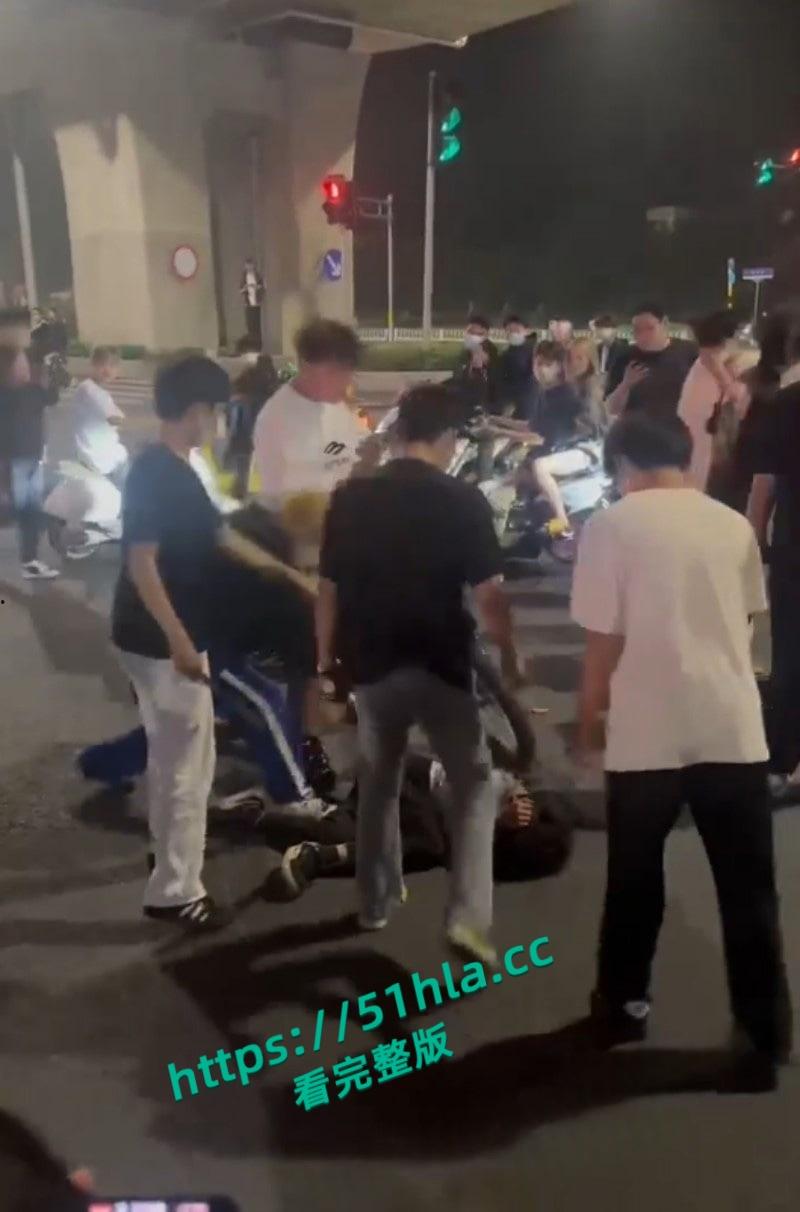 山东临沂五路高架桥下,中鲁石化精神小伙午夜寻仇,多人手持棍棒砸车打人,手段之残忍与畜生无异!