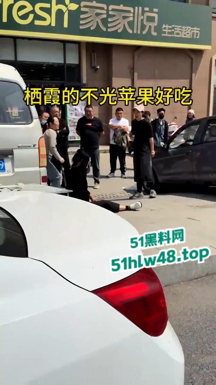 山东栖霞甜品店老板娘当街撕逼无耻小三，出轨男吓得躲车里不敢出来全程龟缩。