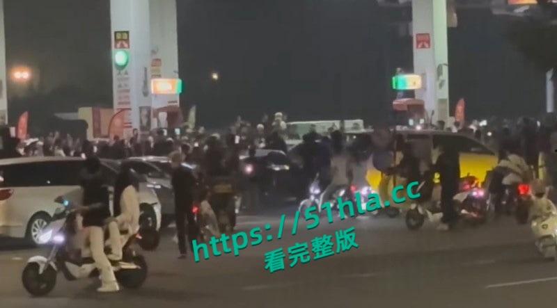 山东临沂五路高架桥下,中鲁石化精神小伙午夜寻仇,多人手持棍棒砸车打人,手段之残忍与畜生无异!