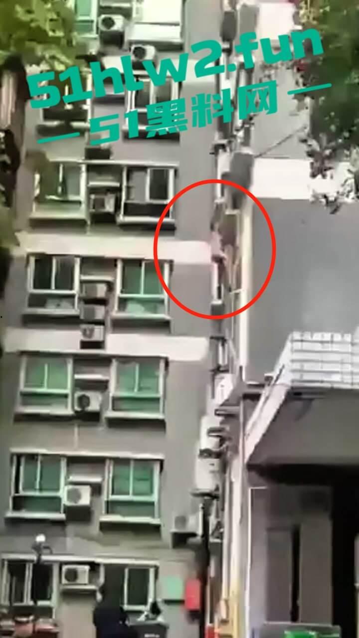 男子偷情约炮翻车现场，骚逼老公突然回家只能全裸逃出窗外，从4楼跌落重伤这偷情代价有点大啊。