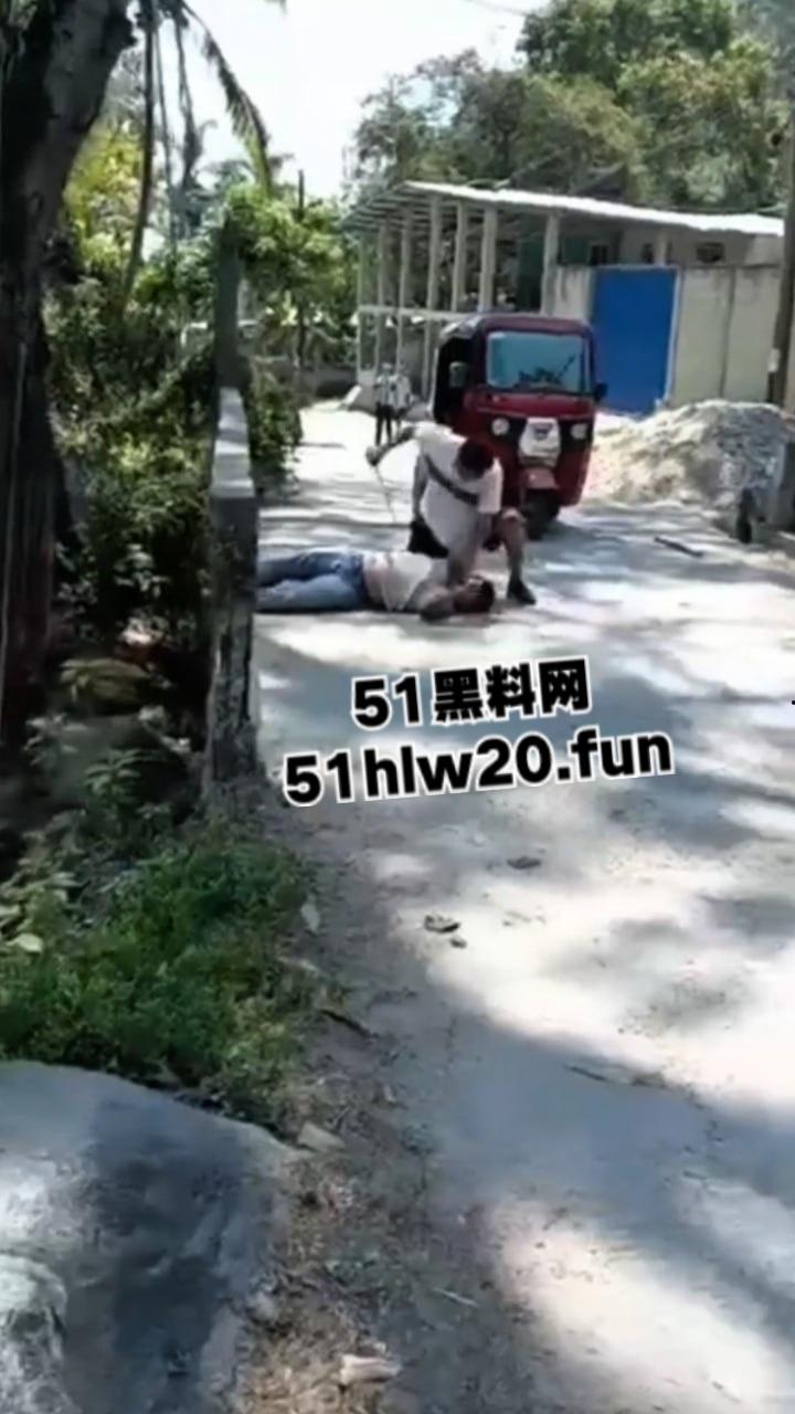 【血腥恐怖】哥伦比亚街头砍人，男子持刀将人砍倒后对着脑袋疯狂劈砍，当街持刀爆头？