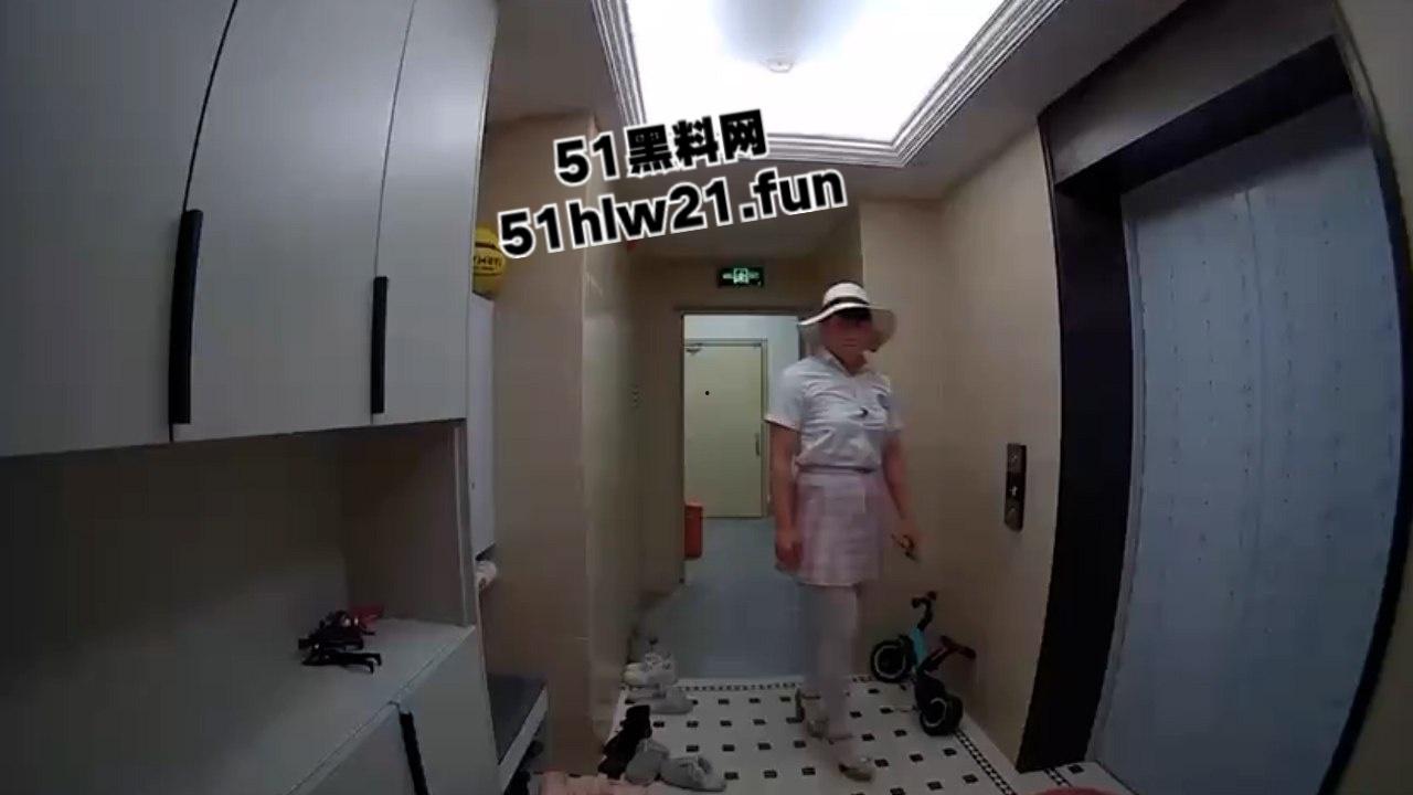 变态男，穿女装尾随女孩回家，在其家门口穿着丝袜摸奶蹭地，打飞机真是辣眼睛。