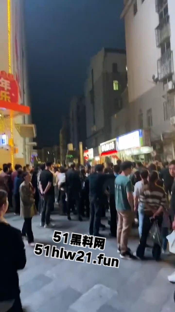 无码血腥慎入！安徽无为久久鸭鸭脖老板与人发生口角，被砍下脑袋当球踢，脑浆流泄一地。