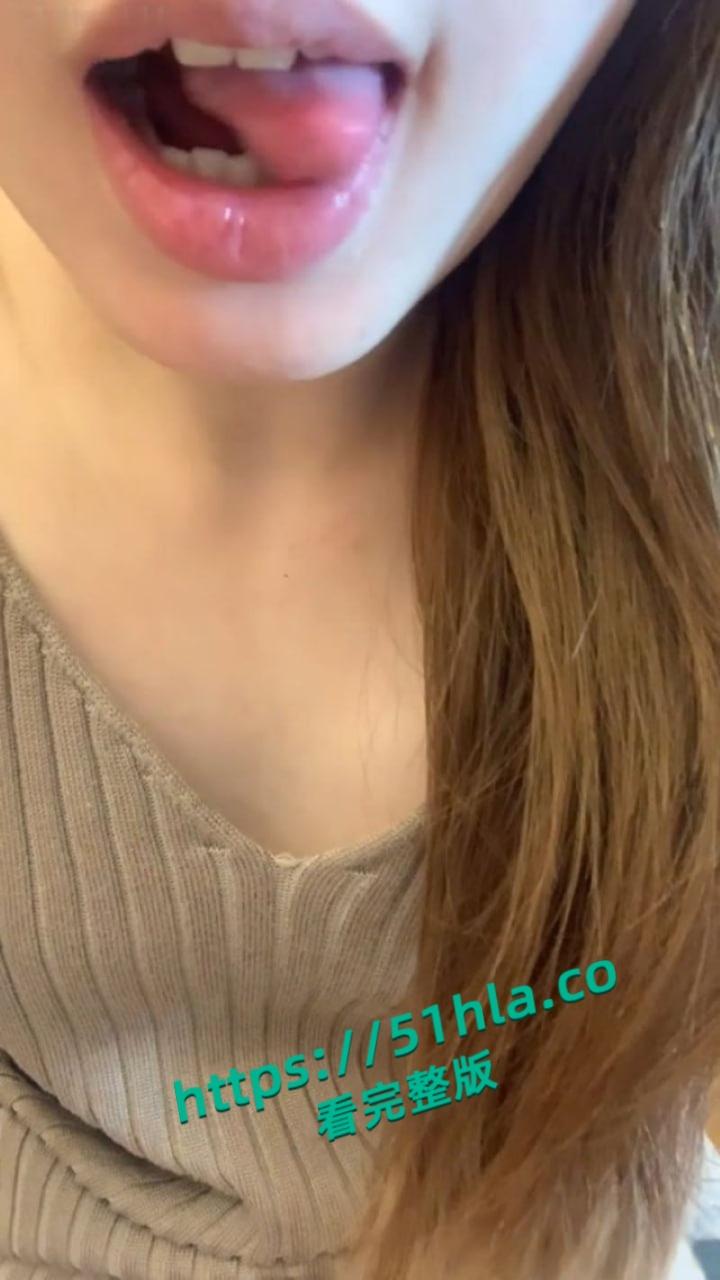 极品推特网红生物老师【闵儿】长裙撩骚诱惑学生,脱下丁字裤自慰,粉嫩小穴被抽插至白浆狂流!