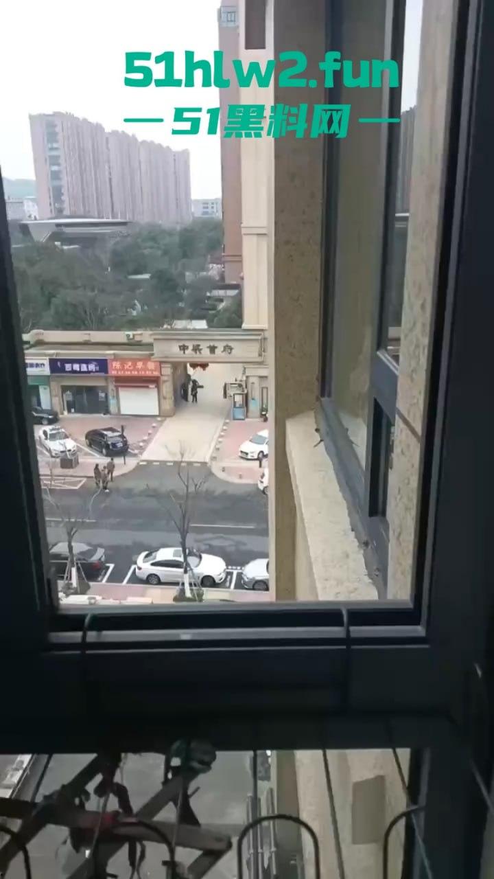 温州中梁首府一初中女生崩溃跳楼，压倒她的最后一根稻草居然是寒假作业？？