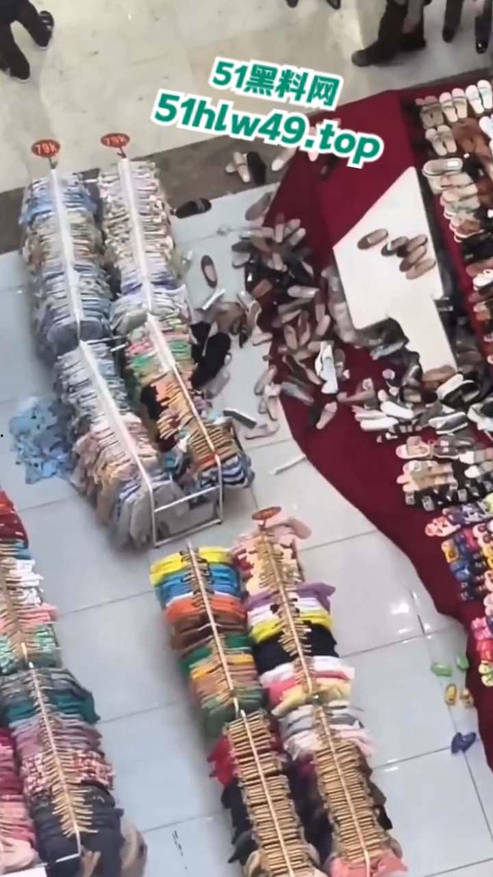 广东佛山万达广场，男子跳楼自杀监控画面流出，疑似感情受挫婚后竟被渣女带走全部财产想不开。