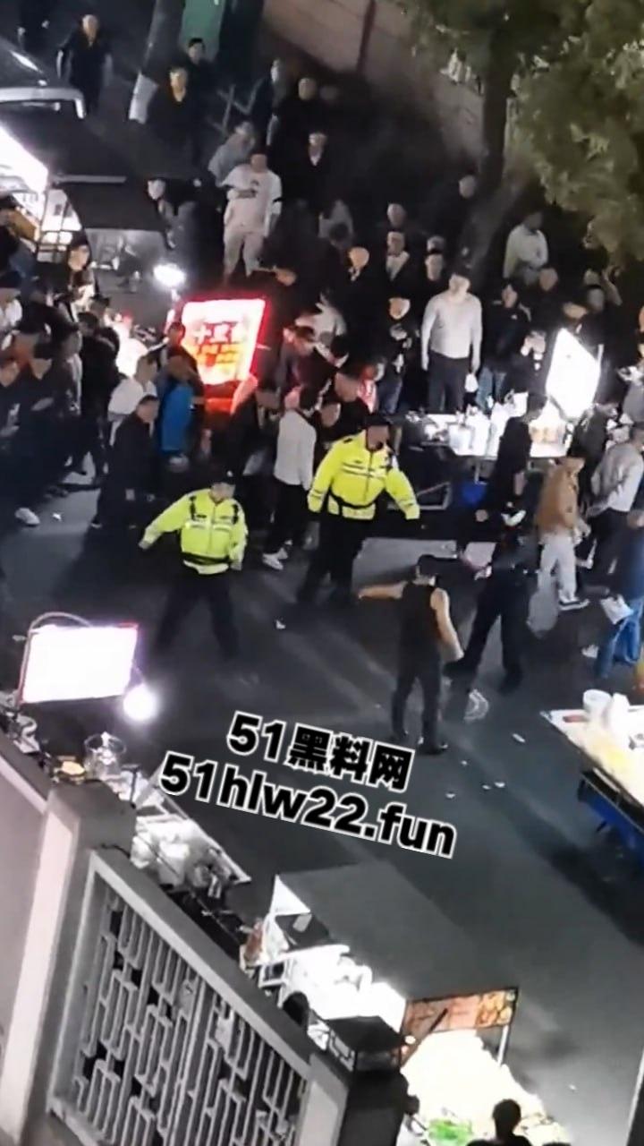 苏州中华园一名男子在闹市区持刀，街头晃悠被警察现场处置以寻衅滋事罪起诉。