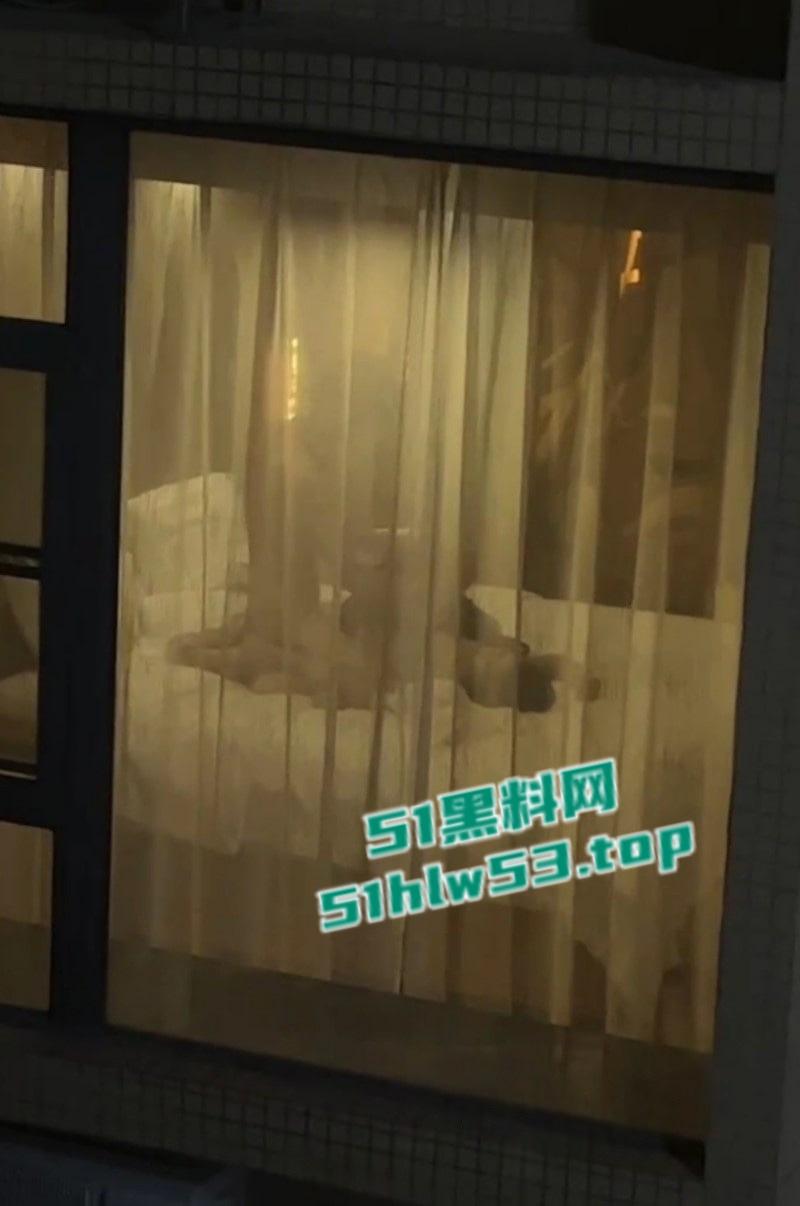 饥渴情侣隔窗激情交合，多体位打桩遭偷拍，妹子身材超火辣，观众比当事人还激动！