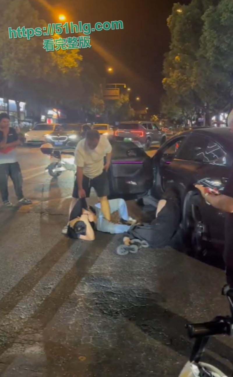 史上最解气抓奸现场！狗男女偷情被原配当街抓包，荡妇保护奸夫被双双暴揍，场面震撼，围观者无不为之动容