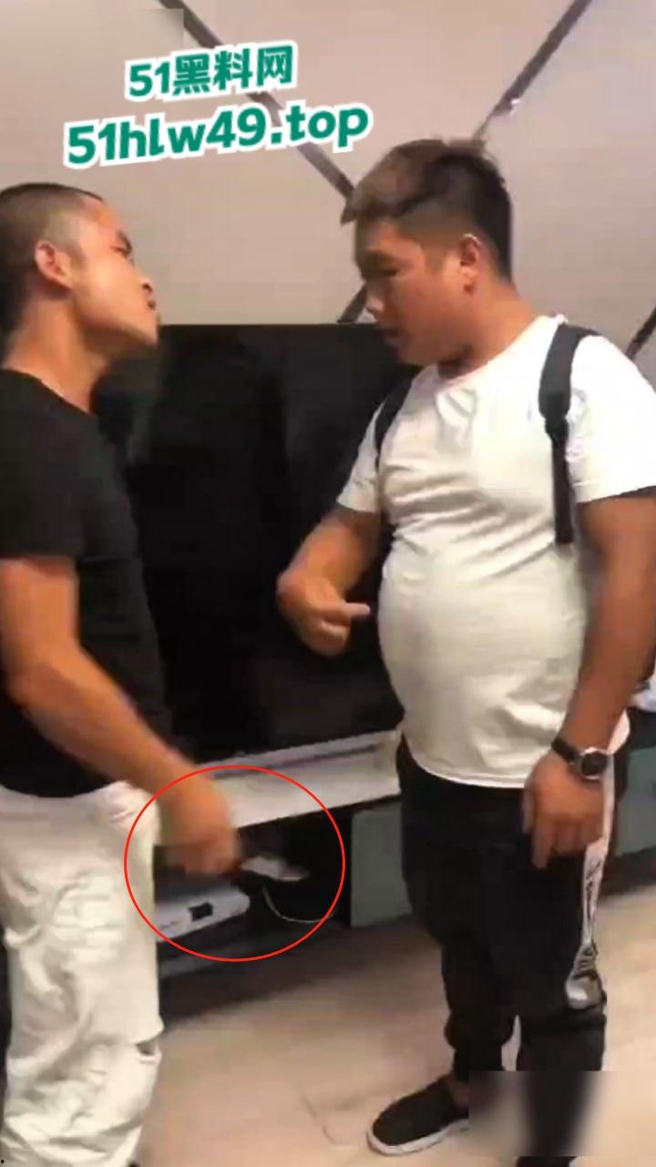 实拍朋友吵架捅刺现场，持刀威胁不服不忿结果大哥说捅就捅，这一刀扎老实了吧！