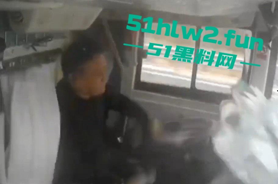 江西新余大巴司机神操作，低头摸东西，方向盘当摆设，乘客免费体验甩干模式，整车人陪他玩命！