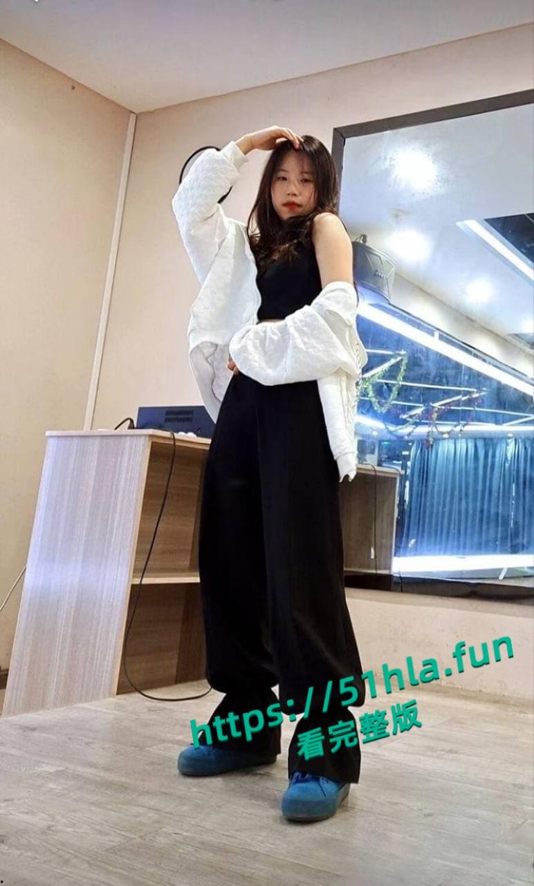 辽宁大学舞蹈生【李玉兰】宿舍自慰视频曝光,一字马展示M腿大开道具玩弄淫水狂喷!