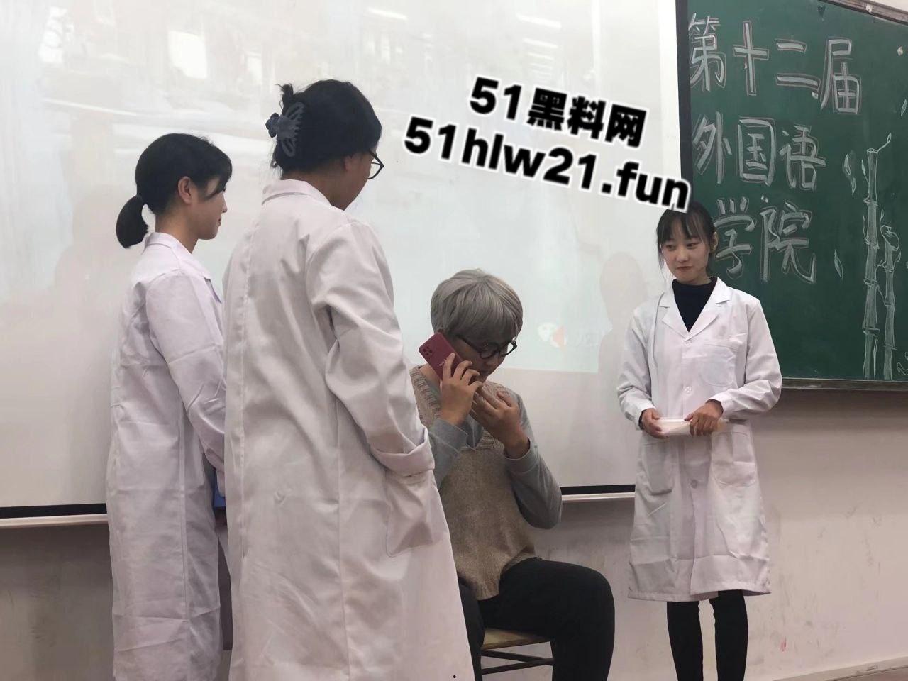 山东济南外国语学院【李思琦】遭渣男分手曝光隐私，清纯学生妹背后爱吃肉屌偷偷自慰，床上一跪骚得流水。