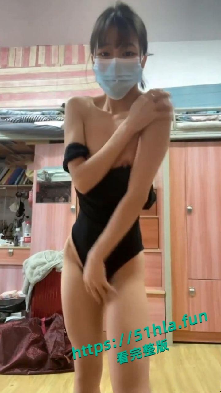 辽宁大学舞蹈生【李玉兰】宿舍自慰视频曝光,一字马展示M腿大开道具玩弄淫水狂喷!