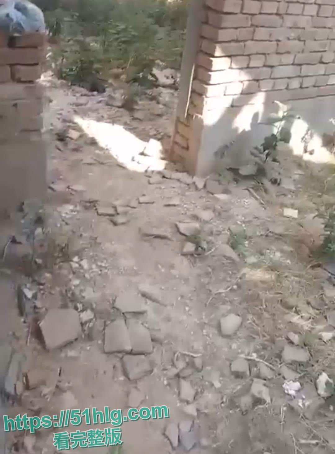 【河南】炸裂抓奸社死现场 亲生儿子废弃房屋抓奸 撞破母亲与陌生老男人户外苟合 震惊到无话可说