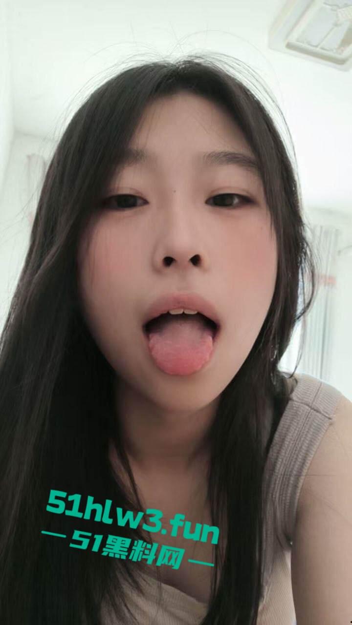 极品眼镜小母狗【季翰文】超反差的性感骚货颜值清纯甜美，内在母狗一只高潮脸居家自慰视频流出。