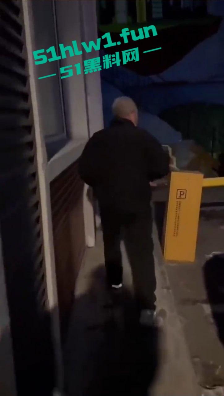 长春奇葩老头厕所偷窥放尿，天天跑错厕所骚扰娘们，跑路还想长四条腿真是老不正经！