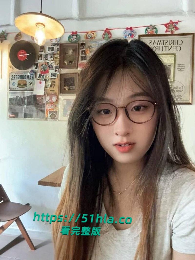 福建泉州反差眼镜妹【林韶琪】M属性极强，男友胯下按头深喉，满脸淫靡期待精液滋养！