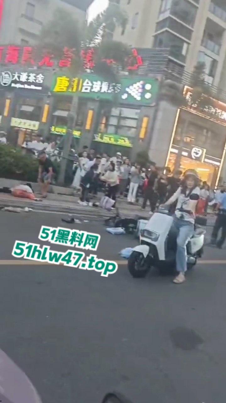 海南三亚金鸡岭路口惊现马路杀手，60岁大妈开货车撞飞一堆电驴和行人，现场十分凄惨混乱！