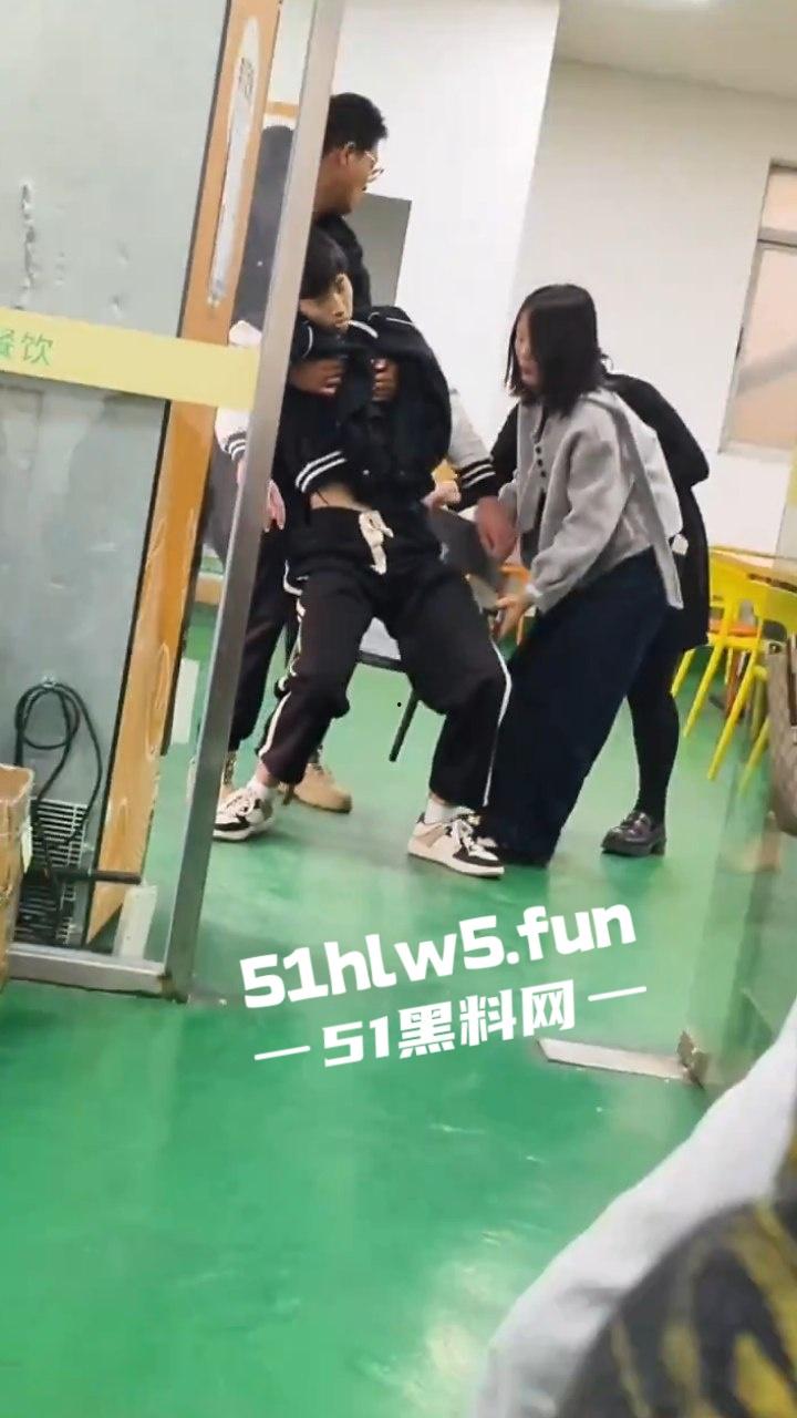 广东深圳安费诺电子厂，少年员工突然晕倒嘴唇发白面无血色，资本的压榨还真是狠啊。