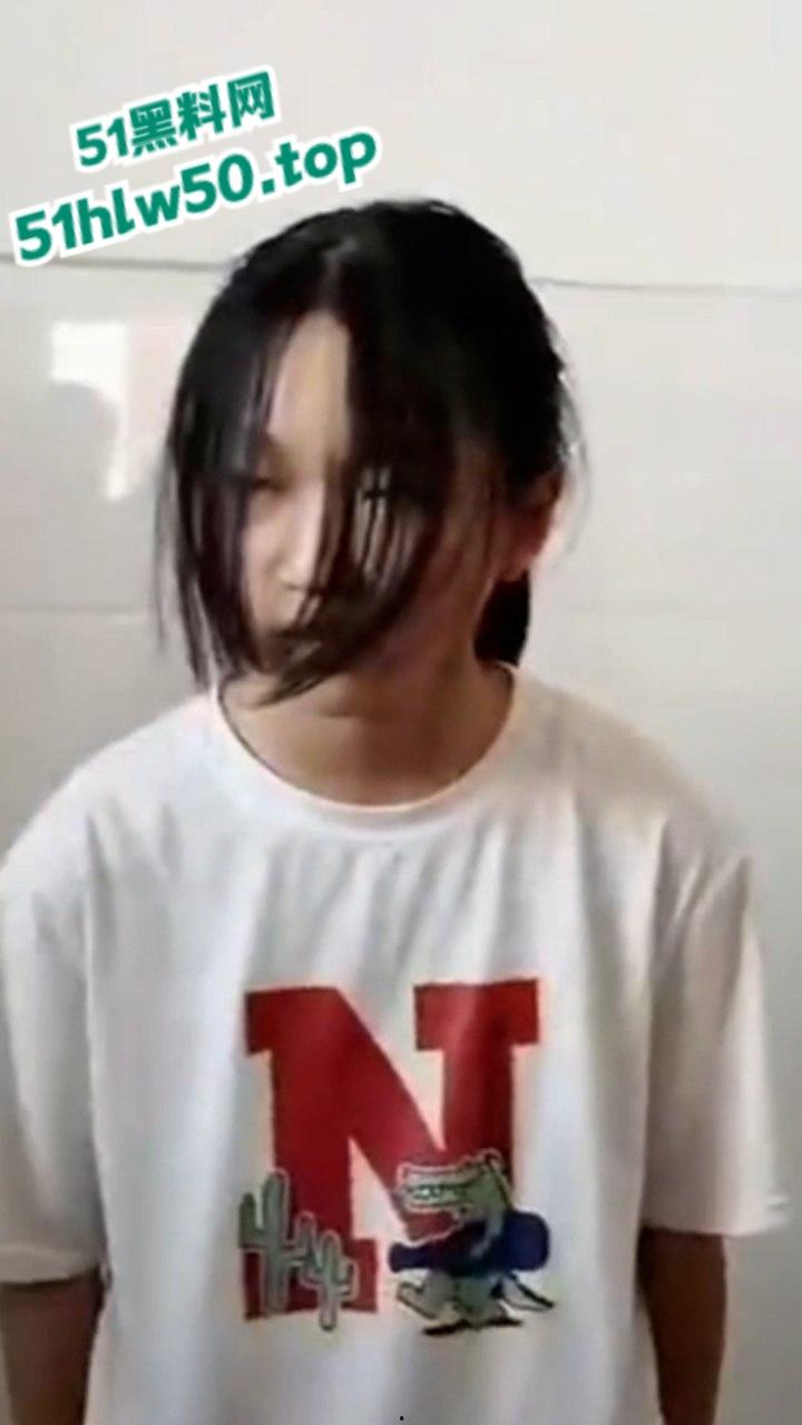 广西小太妹组团霸凌转校生，厕所围堵扇脸脚踹，只因女孩打不哭打得更狠，简单没人性！