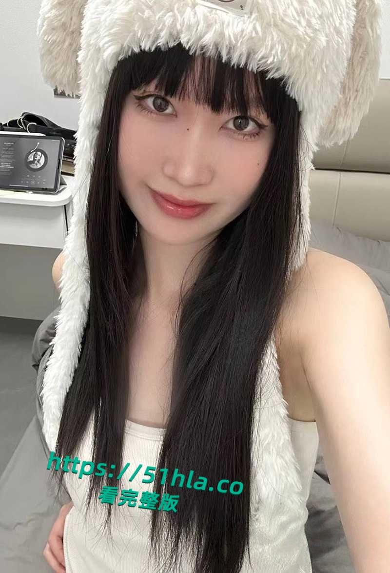 高颜值福利姬【银牌灌汤小笼包】自慰合集流出，性感美腿堪称完美炮架，花式自慰淫骚足交反差爆棚！