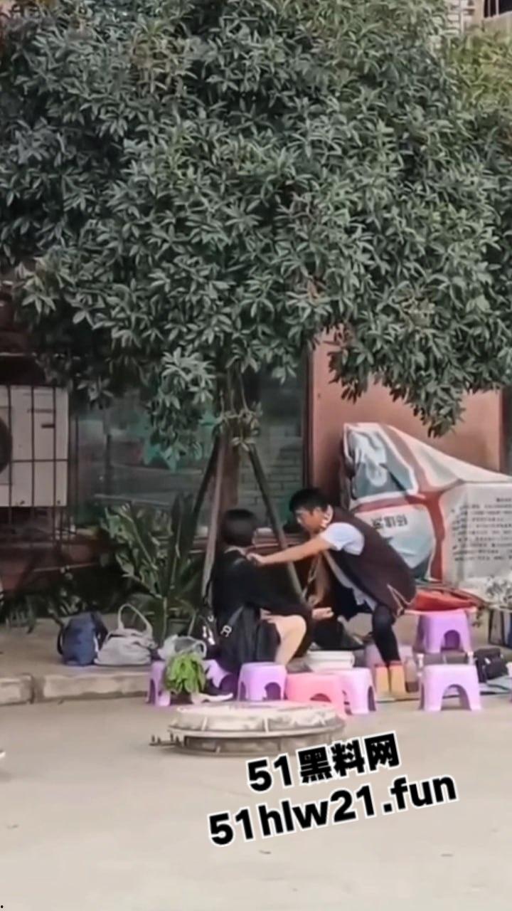 江湖骗子命理大师，当街算命还上手掏女客户裤裆摸逼，起身做法摸奶揉捏这都能骗人呢！