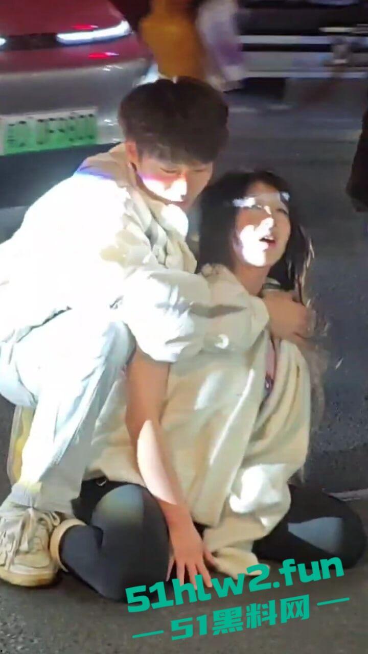 汕头小仙女和闺蜜喝醉被三男子搭讪，结果小仙女直接暴走当街殴打辱骂男子，这是真猖狂啊。