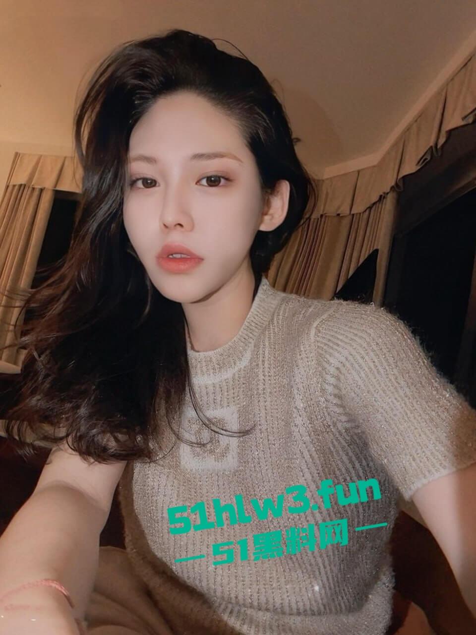 瓜友投稿酒吧撩骚颜值美女喝多了骚劲十足，醉酒后渴望大鸡巴带到酒店疯狂吃鸡眼神迷离吃得好香啊