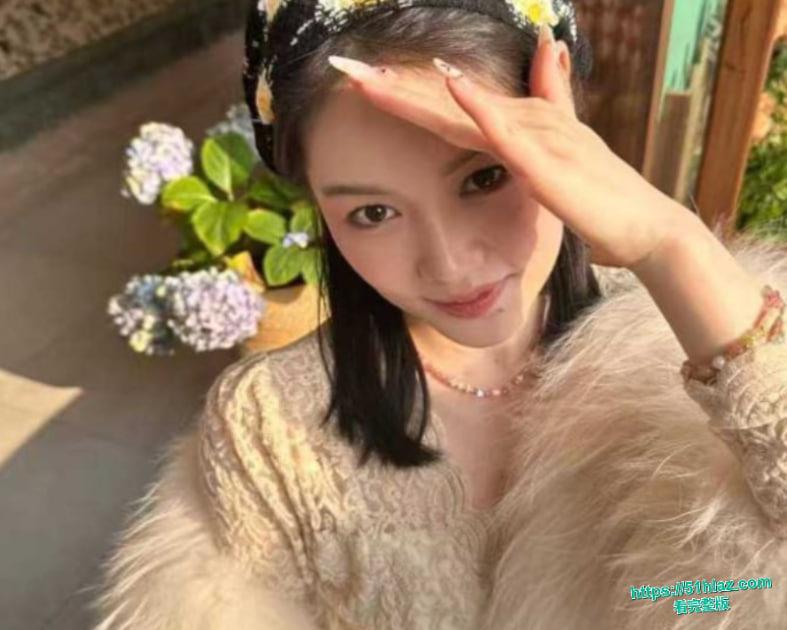 吉林延边母狗王茗雪恋爱期间被男友彻底调教开发 穿着情趣内衣的她主动迎合男友爬行口交后 被无套猛干翘臀