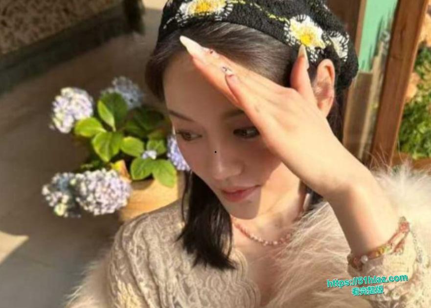 吉林延边母狗王茗雪恋爱期间被男友彻底调教开发 穿着情趣内衣的她主动迎合男友爬行口交后 被无套猛干翘臀